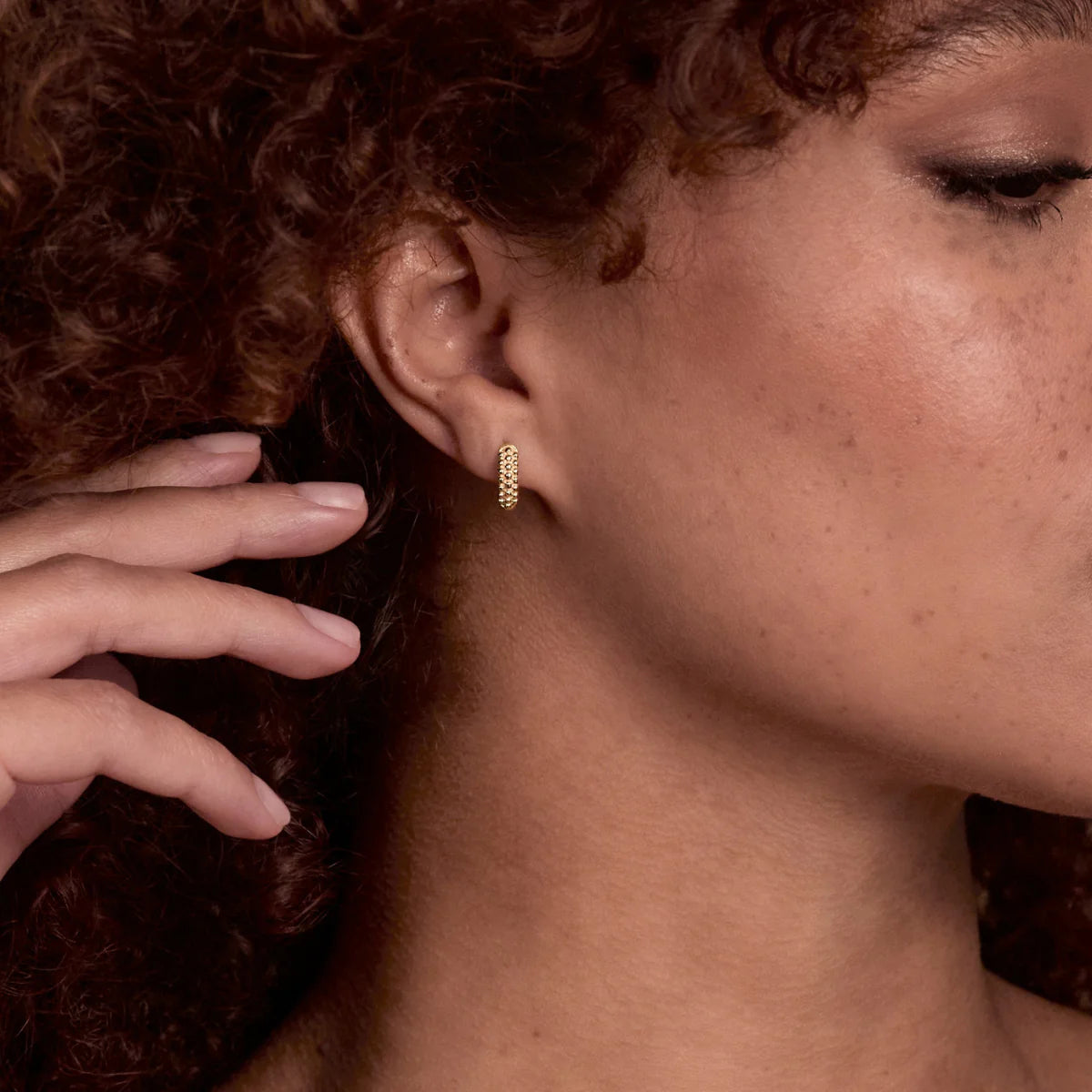 Chia Huggie Earrings | Gold