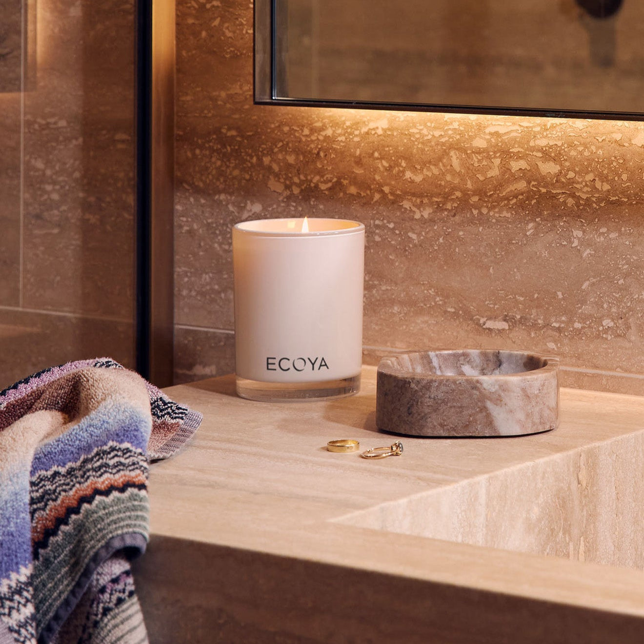 Ecoya Madison Candle Lifestyle Sandalwood & Amber