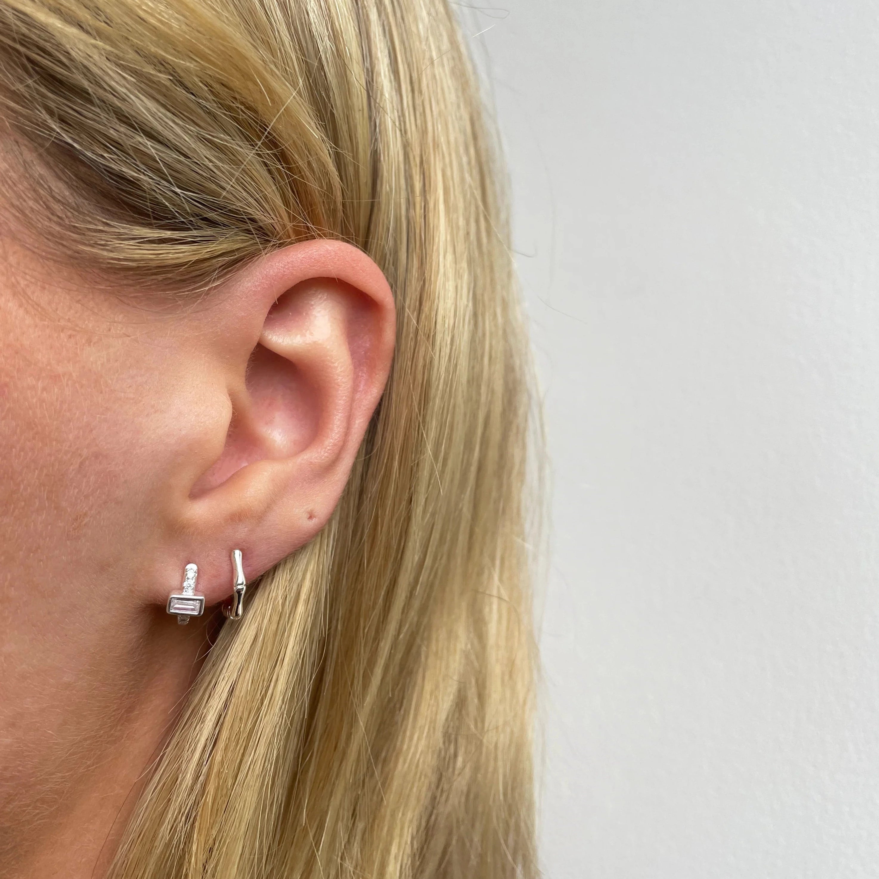 Cartia Huggie Earring | Silver