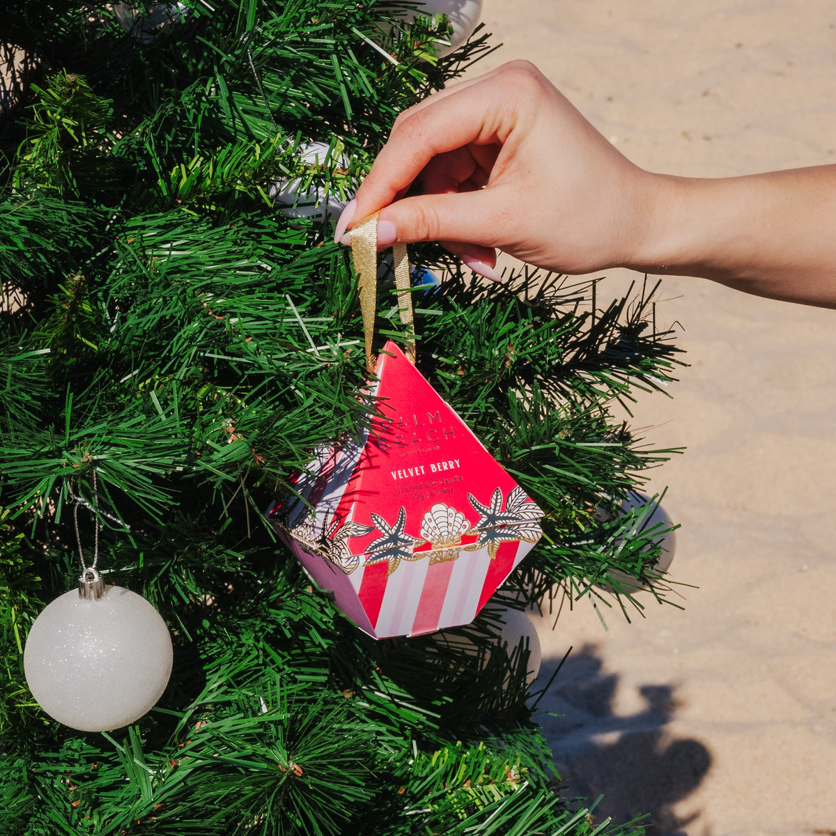 Velvet Berry Mini Candle Hanging Bauble 50g